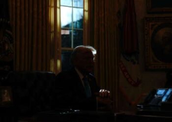 Donald Trump se sienta en una oficina ovalada oscura