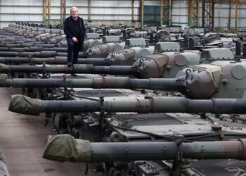 Freddy Versluys, CEO de OIP Land Systems, de pie en los tanques Leopard 1.