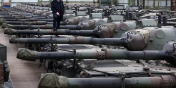 Freddy Versluys, CEO de OIP Land Systems, de pie en los tanques Leopard 1.