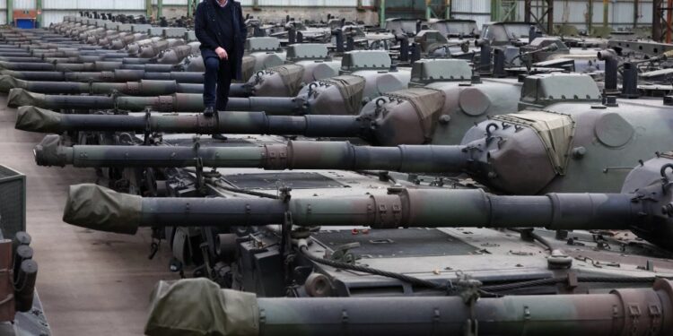 Freddy Versluys, CEO de OIP Land Systems, de pie en los tanques Leopard 1.