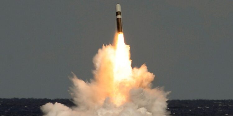 Lanzamiento de misiles balísticos Trident II (D5).
