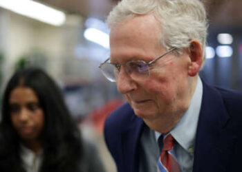 El senador Mitch McConnell llega a votar en el Capitolio de los Estados Unidos el 2 de junio de 2025 en Washington, DC