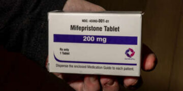 Se observa un paquete de Mifepristone en la última Clínica de Aborto de Wyoming, Wellspring Center, el 10 de marzo de 2025, en Casper, Wyoming.