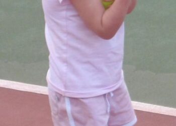 Foto de Madeleine McCann sosteniendo bolas de tenis.