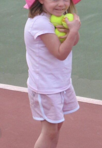 Foto de Madeleine McCann sosteniendo bolas de tenis.