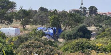 La policía portuguesa cerró los caminos de tierra cerca de Praia da Luz, preparándose para una búsqueda.
