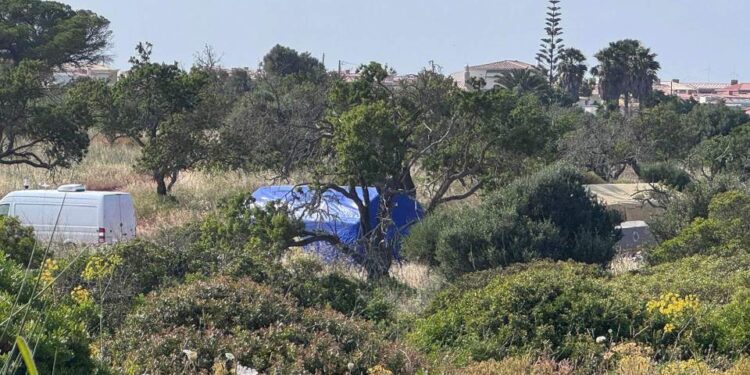La policía portuguesa cerró los caminos de tierra cerca de Praia da Luz, preparándose para una búsqueda.
