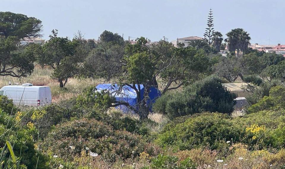 La policía portuguesa cerró los caminos de tierra cerca de Praia da Luz, preparándose para una búsqueda.