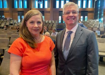 Los gobernadores de la Reserva Federal Michelle Bowman y Christopher Waller posan para una foto durante una ruptura en una conferencia sobre política monetaria en la Institución Hoover de la Universidad de Stanford, en Palo Alto, California, el 6 de mayo de 2022. (Ann Saphir/Reuters)