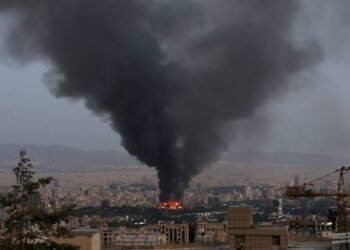 Humo que se eleva de un edificio en llamas en Teherán, luego de una huelga israelí.