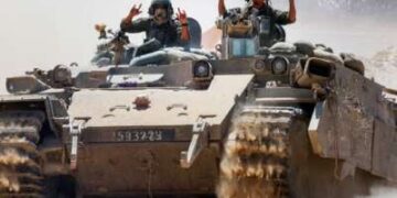 Los soldados israelíes gestan sobre un vehículo militar en la frontera sur de Israel con la Franja de Gaza el 20 de mayo de 2025.