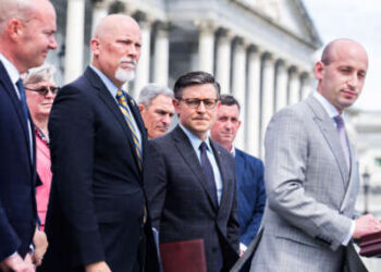 Desde la derecha, Stephen Miller, un ex asistente en la Casa Blanca de Trump, el presidente de la Cámara de Mike Johnson, el representante Chip Roy y el senador Mike Lee realizan una conferencia de prensa en los Pasos de la Cámara del Capitolio de los Estados Unidos para presentar la Ley de Elegibilidad Votante Americana de Safeguard (Save) el 8 de mayo de 2024.