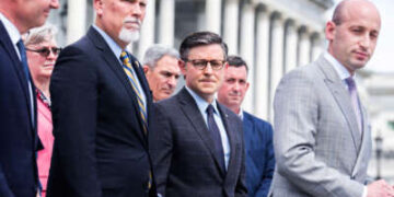 Desde la derecha, Stephen Miller, un ex asistente en la Casa Blanca de Trump, el presidente de la Cámara de Mike Johnson, el representante Chip Roy y el senador Mike Lee realizan una conferencia de prensa en los Pasos de la Cámara del Capitolio de los Estados Unidos para presentar la Ley de Elegibilidad Votante Americana de Safeguard (Save) el 8 de mayo de 2024.