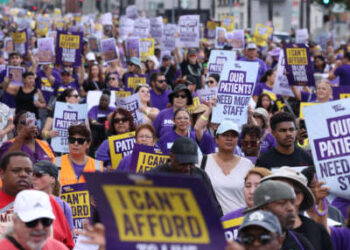 Los trabajadores de la salud participan en una manifestación en el centro médico principal de Kaiser Permanente en Kaiser P el lunes 4 de septiembre de 2023 en Los Ángeles, California.