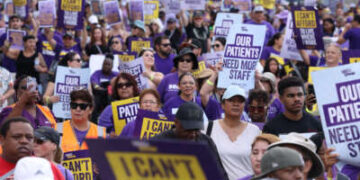 Los trabajadores de la salud participan en una manifestación en el centro médico principal de Kaiser Permanente en Kaiser P el lunes 4 de septiembre de 2023 en Los Ángeles, California.