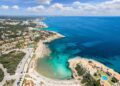 Vista aérea de Cala Murada Beach Resort en Mallorca, España.