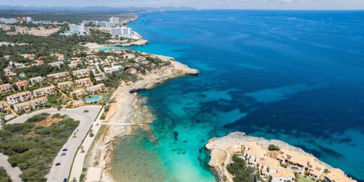 Vista aérea de Cala Murada Beach Resort en Mallorca, España.