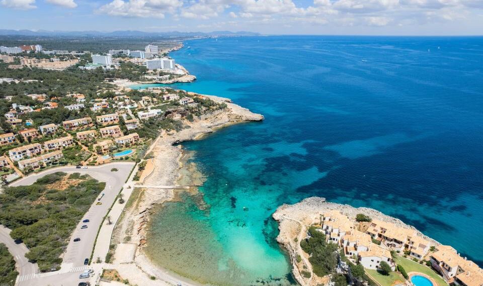 Vista aérea de Cala Murada Beach Resort en Mallorca, España.