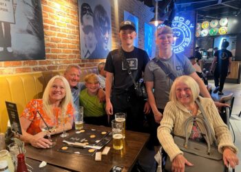 Familia en una mesa de restaurantes.