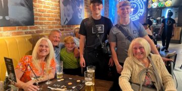 Familia en una mesa de restaurantes.