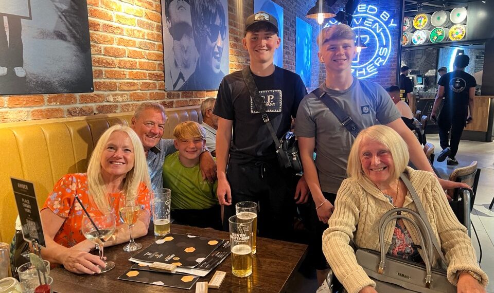 Familia en una mesa de restaurantes.