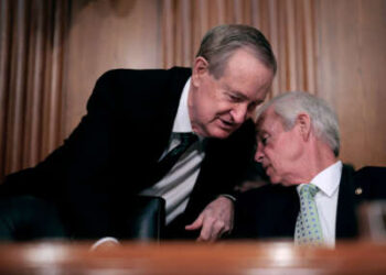 El presidente del Comité de Finanzas del Senado, Mike Crapo, habla con el senador Ron Johnson durante una audiencia de confirmación en el edificio de la Oficina del Senado de Dirksen en Capitol Hill el 30 de abril de 2025, en Washington, DC