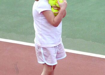 Foto de Madeleine McCann sosteniendo bolas de tenis.