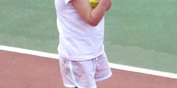 Foto de Madeleine McCann sosteniendo bolas de tenis.