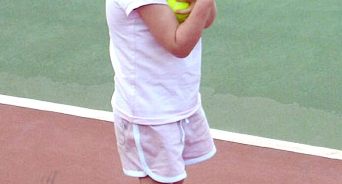 Foto de Madeleine McCann sosteniendo bolas de tenis.
