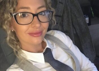 Selfie de una mujer con gafas y una corbata.