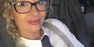 Selfie de una mujer con gafas y una corbata.