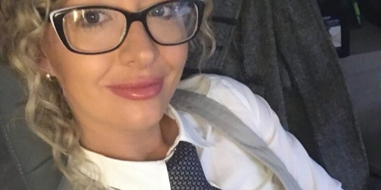 Selfie de una mujer con gafas y una corbata.