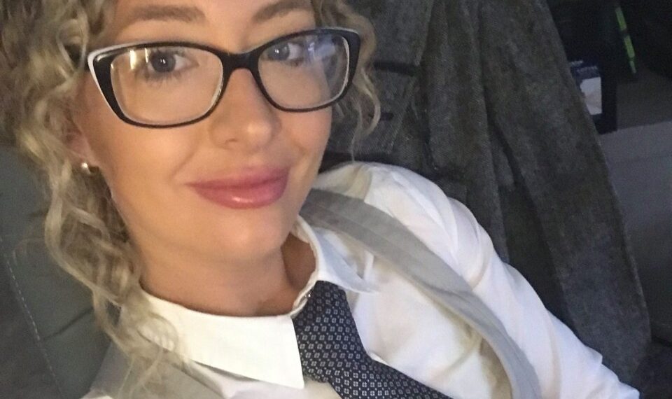 Selfie de una mujer con gafas y una corbata.