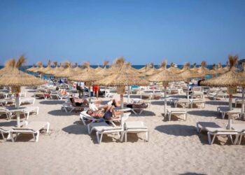 Camadas de sol de playa vacías en Magaluf, España.