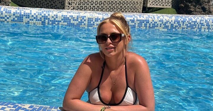 Mujer en un bikini blanco relajándose en una piscina.