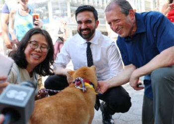 El candidato a la alcaldía de Nueva York y representante estatal Zohran Mamdani saluda a los votantes con el Contralor de Nueva York y candidato a la alcaldía Brad Lander en Broadway el 24 de junio de 2025 en la ciudad de Nueva York.