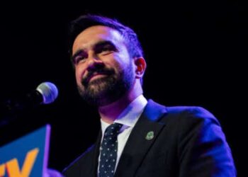 Zohran Mamdani habla durante su primera importante manifestación de campaña de alcalde en Brooklyn Steel en Brooklyn, Nueva York, el 2 de mayo de 2025.