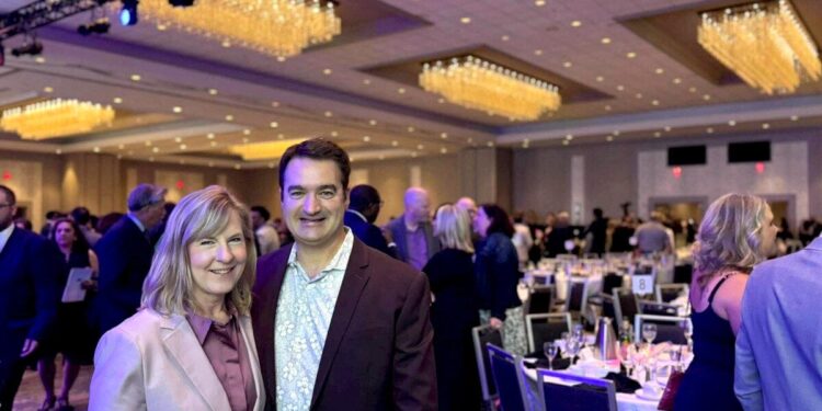Melissa Hortman, una ex oradora de la asamblea, y su esposo, Mark, posan para una fotografía en la cena anual de Humphrey-Mondale en Minneapolis el 13 de junio de 2025. (Minnesota House DFL Caucus/Folleting a través de Reuters)