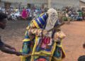 Zangbeto, una figura de vudú guardián en Ouidah, Benin, durante una ceremonia.