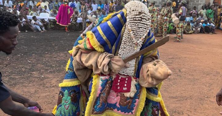 Zangbeto, una figura de vudú guardián en Ouidah, Benin, durante una ceremonia.