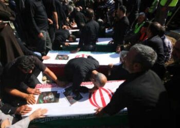 Los dolientes se reúnen alrededor de los ataúdes de personas asesinadas en ataques israelíes en Khorramabad, Irán, durante su funeral el 16 de junio de 2025.
