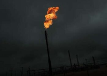 El gas natural aclarado se quema en las operaciones de las corporaciones de Apache en la planta de gas natural de Deadwood en la cuenca Pérmica el 5 de febrero de 2015, en Garden City, Texas.