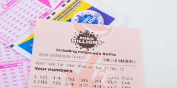 Entrada de lotería Euromillones con números y código de rifa.