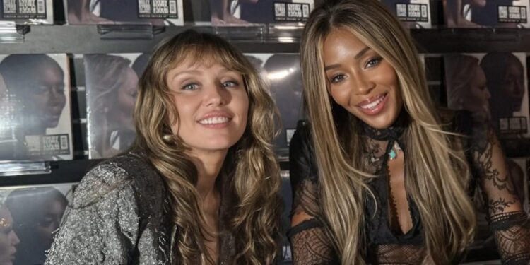 Miley Cyrus enfrenta críticas por la desconexión en el evento de firma con Naomi Campbell