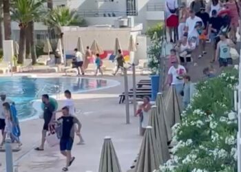 Los turistas que corren para reclamar las placas de sol en la piscina de un hotel.