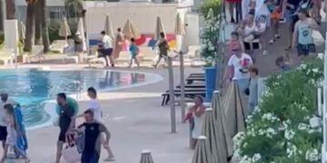 Los turistas que corren para reclamar las placas de sol en la piscina de un hotel.