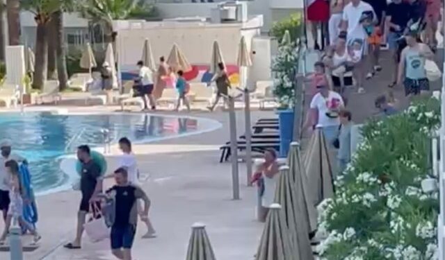 Los turistas que corren para reclamar las placas de sol en la piscina de un hotel.