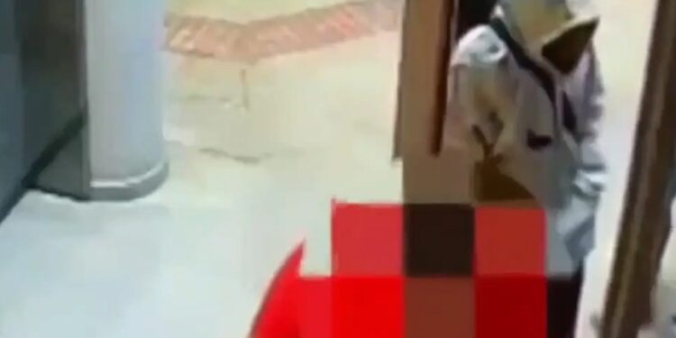 Imágenes de vigilancia de personas enmascaradas que liberan a un prisionero.