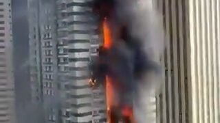 Fuego que envuelve un rascacielos de Dubai Marina; 3,820 evacuados.