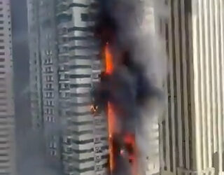 Fuego que envuelve un rascacielos de Dubai Marina; 3,820 evacuados.